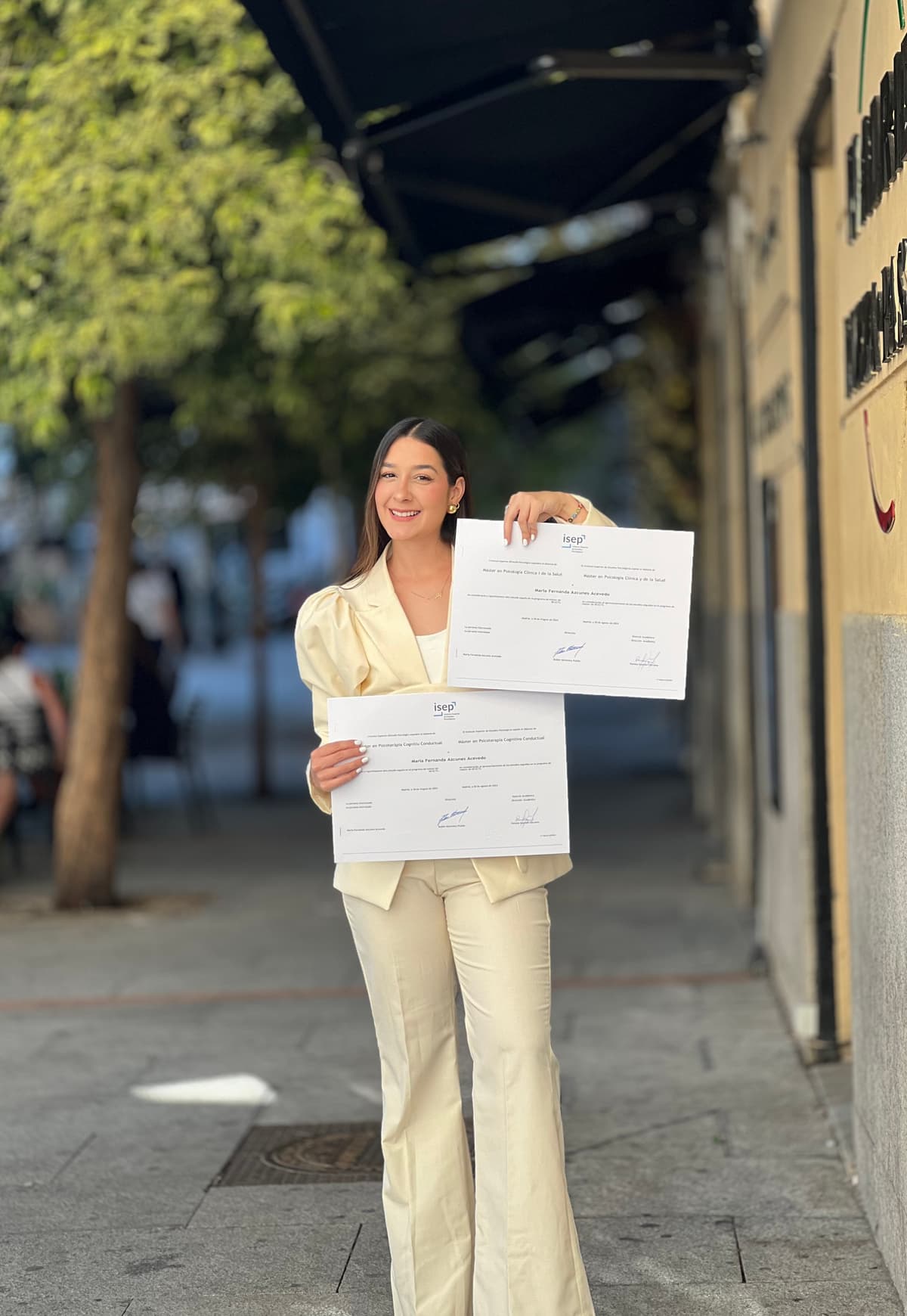 María Fernanda Azcunes con sus títulos profesionales